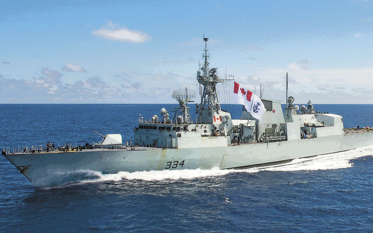 Tiêm kích Trung Quốc vờn 2 tàu chiến Canada vừa thăm Việt Nam