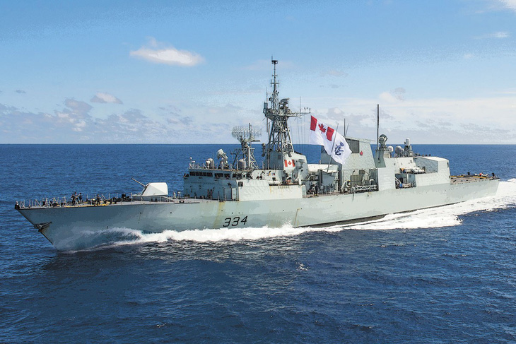 Tiêm kích Trung Quốc vờn 2 tàu chiến Canada vừa thăm Việt Nam - Ảnh 1.