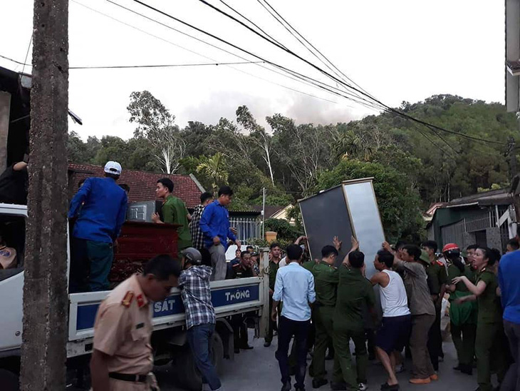 Rừng thông lại chìm trong lửa, Hà Tĩnh cấp tập di dời dân, bảo vệ trạm xăng - Ảnh 7.