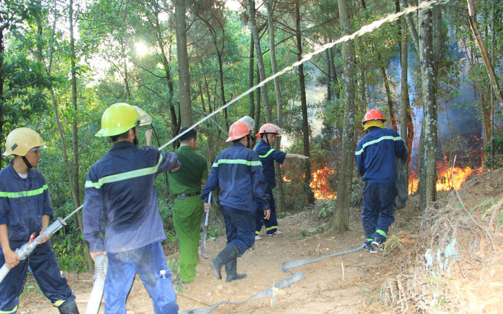 Flycam cháy rừng thông ở Hồng Lĩnh, di dời khẩn cấp nhiều hộ dân