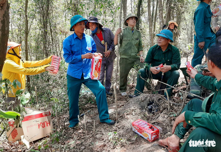 Rừng thông lại chìm trong lửa, Hà Tĩnh cấp tập di dời dân, bảo vệ trạm xăng - Ảnh 22.