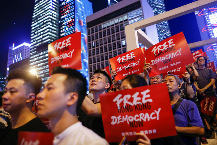 Người Hong Kong biểu tình dịp kỷ niệm trao trả cho Trung Quốc - Ảnh 2.