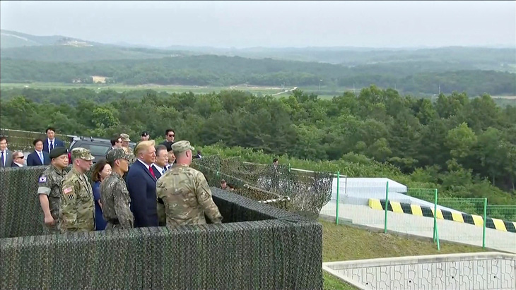 Ông Trump bước qua biên giới gặp chủ tịch Kim Jong Un - Ảnh 5.