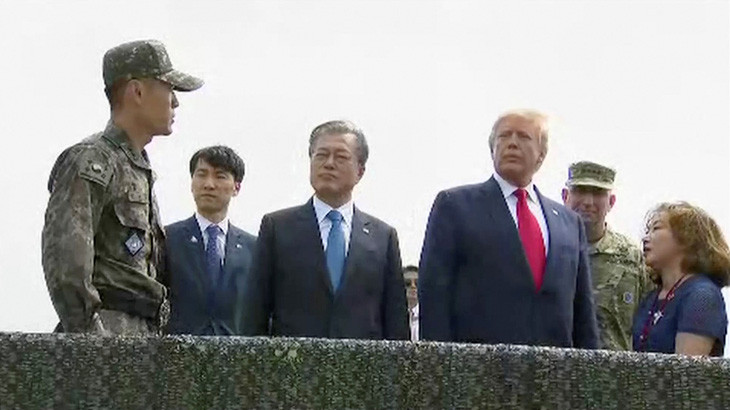 Ông Trump bước qua biên giới gặp chủ tịch Kim Jong Un - Ảnh 6.