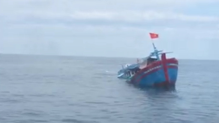 Cứu 4 phụ nữ và 2 trẻ em trên tàu cá bị chìm giữa biển Quảng Ngãi - Ảnh 1.