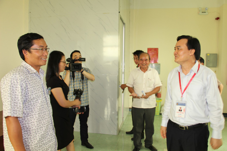 Bộ trưởng Phùng Xuân Nhạ kiểm tra công tác chấm thi tại Bình Định - Ảnh 2.