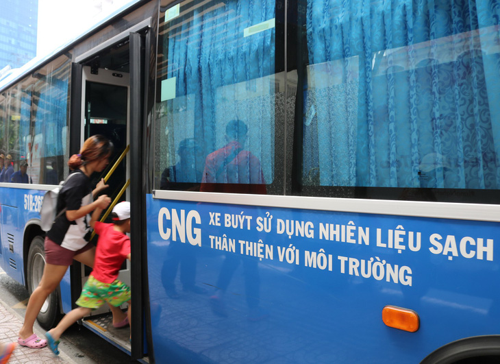 Độc quyền cấp nhiên liệu CNG, nguy cơ xe buýt rối loạn - Ảnh 1.