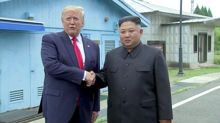 Ông Trump bước qua biên giới gặp chủ tịch Kim Jong Un - Ảnh 1.