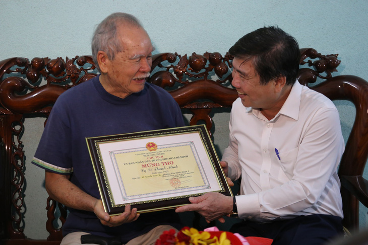 Chủ tịch UBND TP.HCM thăm, tặng quà người cao tuổi - Ảnh 1.