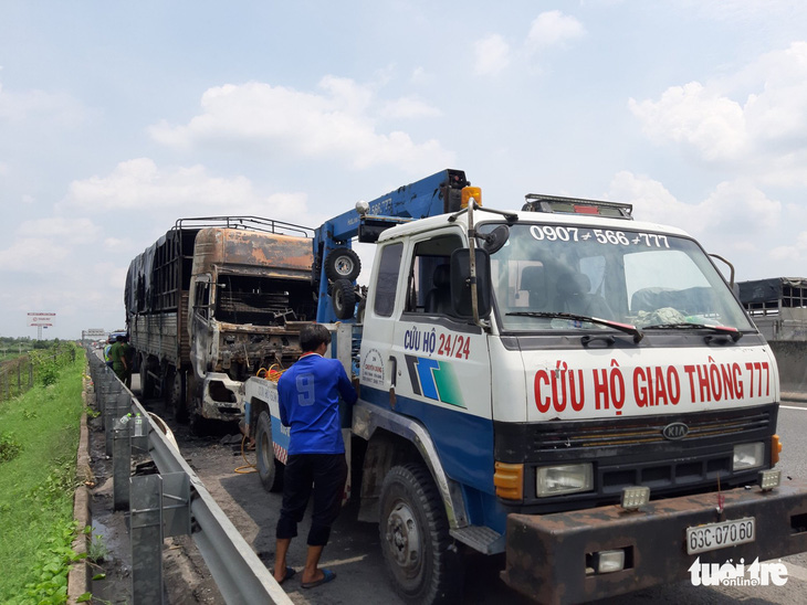 Xe tải cháy rụi trên cao tốc TP.HCM - Trung Lương - Ảnh 4.