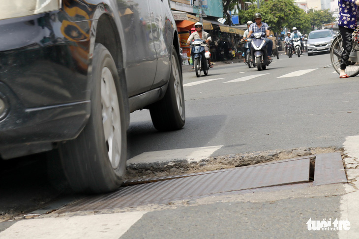 Phập phồng đi ngang những nắp cống ỡm ờ trên mặt đường Sài Gòn - Ảnh 1.