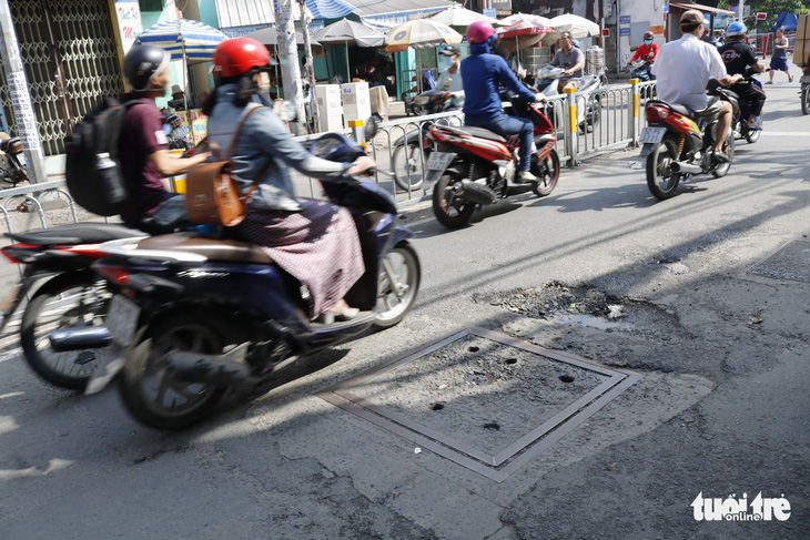 Phập phồng đi ngang những nắp cống ỡm ờ trên mặt đường Sài Gòn - Ảnh 3.