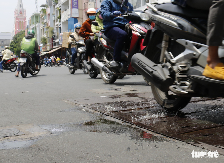 Phập phồng đi ngang những nắp cống ỡm ờ trên mặt đường Sài Gòn - Ảnh 7.