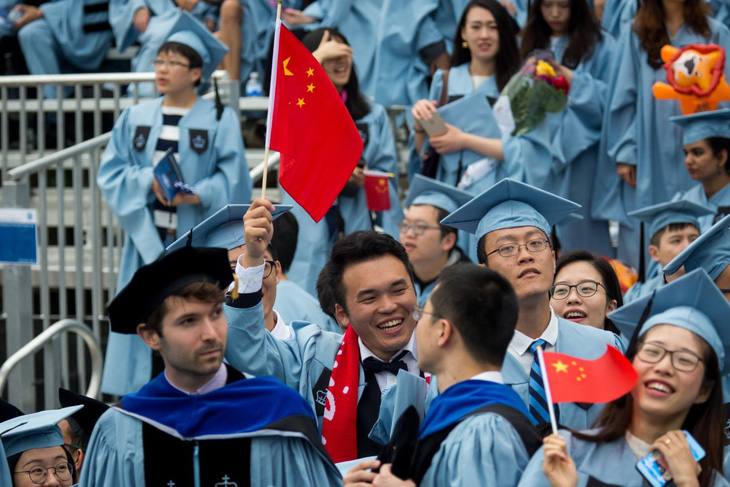 Mỹ thừa nhận siết visa, chỉ đón du học sinh Trung Quốc tới để học - Ảnh 1.