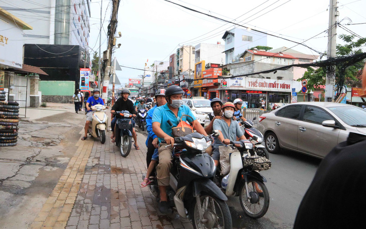 Chưa quyết liệt với xe máy leo lề - Ảnh 1.