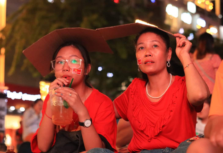 Đáng yêu hàng ngàn cổ động viên cổ vũ tuyển Việt Nam ở phố đi bộ Nguyễn Huệ - Ảnh 5.