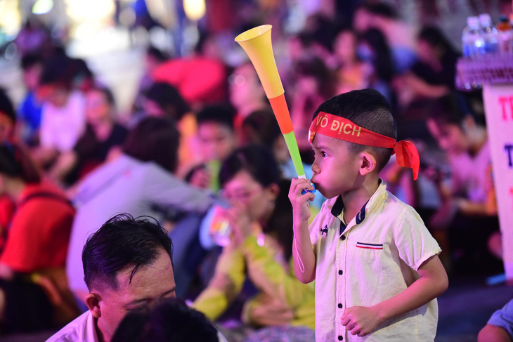 Đáng yêu hàng ngàn cổ động viên cổ vũ tuyển Việt Nam ở phố đi bộ Nguyễn Huệ - Ảnh 12.