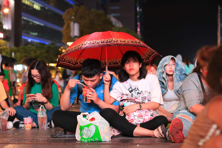 Đáng yêu hàng ngàn cổ động viên cổ vũ tuyển Việt Nam ở phố đi bộ Nguyễn Huệ - Ảnh 9.
