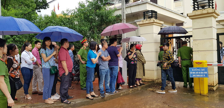 Hết thời hạn tạm giam, người nhà bị cáo vây viện kiểm sát đòi thả người - Ảnh 2.