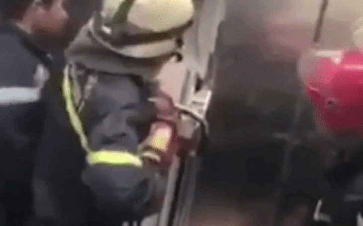 Video phá cửa thang máy giải cứu 21 người mắc kẹt