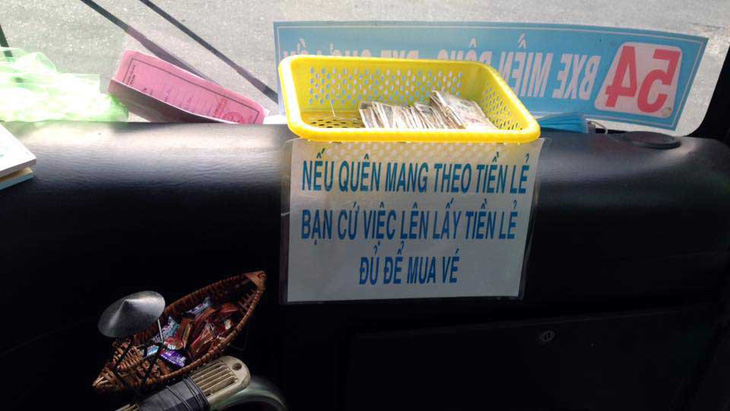 Bóp bụng con gà đi em, nó là chuông xe buýt đó! - Ảnh 5.