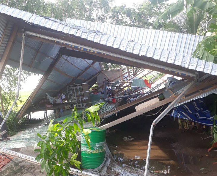 Mưa lớn kèm lốc xoáy làm tốc mái, sập 150 căn nhà ở An Giang - Ảnh 2.