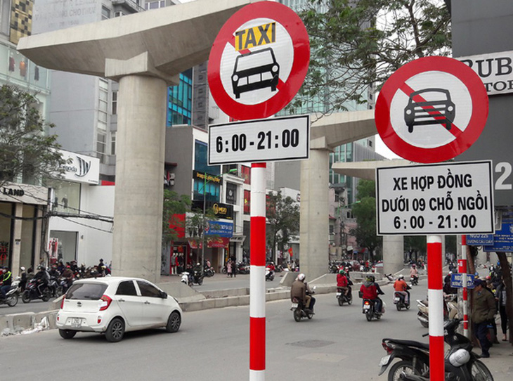 Hà Nội công bố 11 tuyến phố cấm taxi và xe tải hoạt động giờ cao điểm - Ảnh 1.