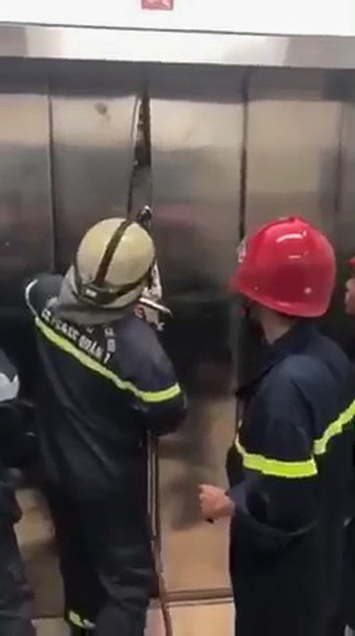 Phá cửa thang máy giải cứu 21 người mắc kẹt - Ảnh 1.