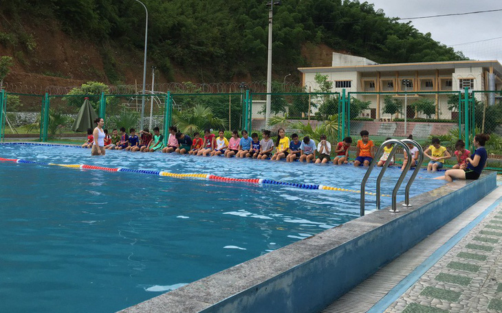 Lớp học bơi miễn phí cho hàng trăm trẻ ngày hè