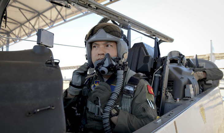 Ba tướng Mỹ chúc mừng phi công Việt Nam vừa tốt nghiệp - Ảnh 2.