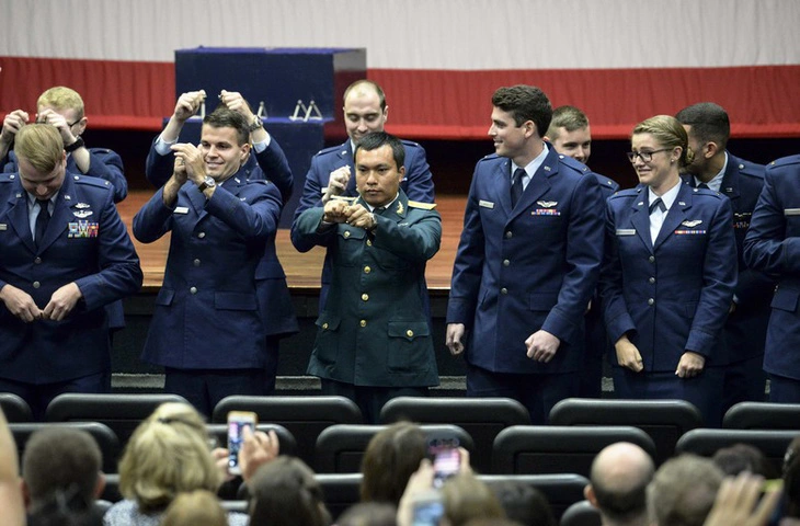 Ba tướng Mỹ chúc mừng phi công Việt Nam vừa tốt nghiệp - Ảnh 1.
