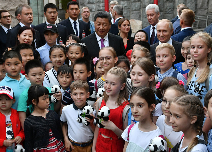Ông Putin mỉm cười trước món quà gấu trúc của Trung Quốc - Ảnh 2.