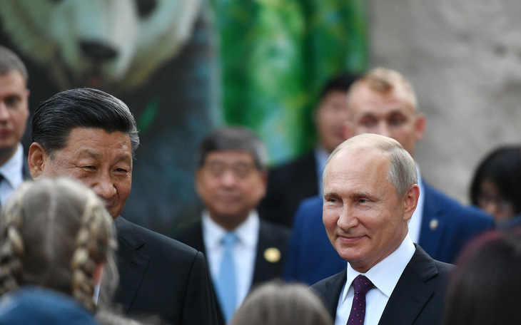 Ông Putin mỉm cười trước món quà gấu trúc của Trung Quốc
