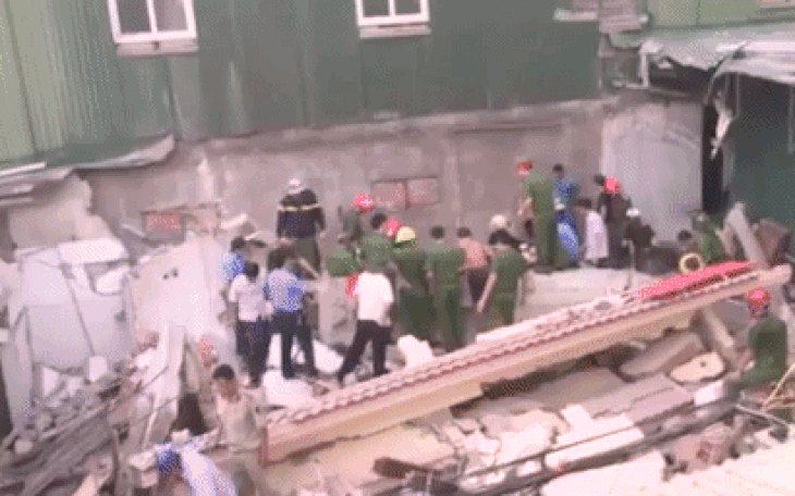 Sập nhà, 2 người bị mắc kẹt trong đống đổ nát