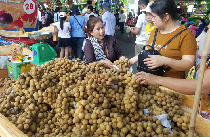 Chợ dịp Tết Đoan Ngọ hút hàng, giá trái cây tăng sốc - Ảnh 5.