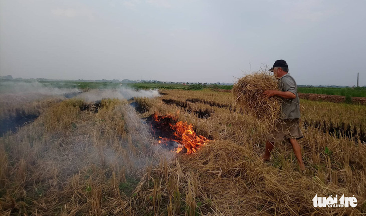 Ô nhiễm bụi mịn tăng cao ở Hà Nội do nhiều nơi đốt rơm rạ - Ảnh 1.