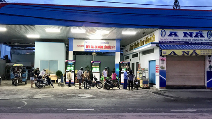 Nhiều cửa hàng tháo bỏ bảng hiệu xăng dầu của đại gia Trịnh Sướng - Ảnh 2.