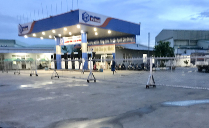 Nhiều cửa hàng tháo bỏ bảng hiệu xăng dầu của đại gia Trịnh Sướng - Ảnh 1.