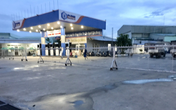 Nhiều cửa hàng tháo bỏ bảng hiệu xăng dầu của đại gia Trịnh Sướng