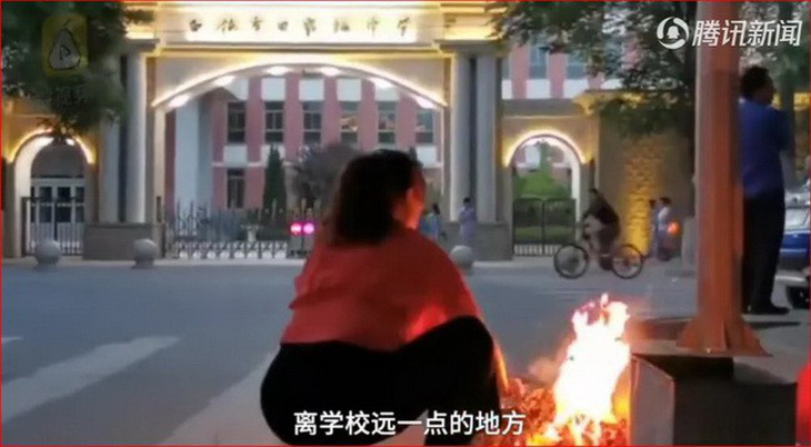 Phụ huynh Trung Quốc... đốt đồ cúng ngoài trường thi cho con may mắn - Ảnh 7.
