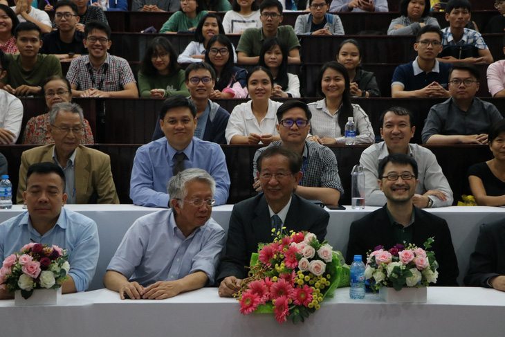 Sinh viên ở Sài Gòn nghe chuyện đời của nhà khoa học Đài Loan đạt giải Nobel - Ảnh 1.