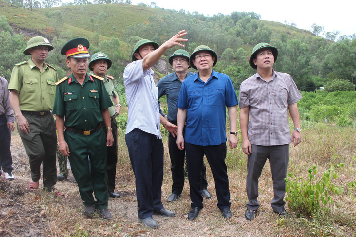 Chưa thể điều trực thăng chữa cháy rừng vì gió thổi mạnh - Ảnh 1.