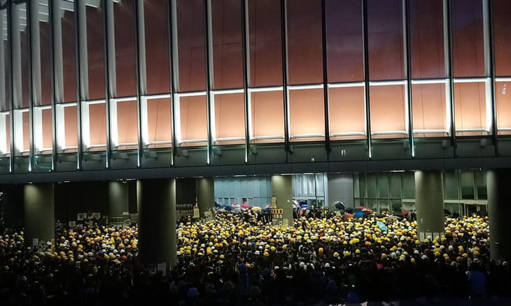 Người biểu tình Hong Kong chiếm Hội đồng lập pháp, đập phá đồ đạc - Ảnh 4.