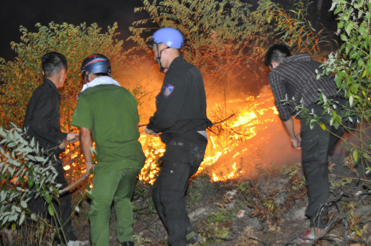 Trắng đêm dập lửa, cơ bản đã khống chế các điểm cháy rừng ở Hà Tĩnh - Ảnh 2.