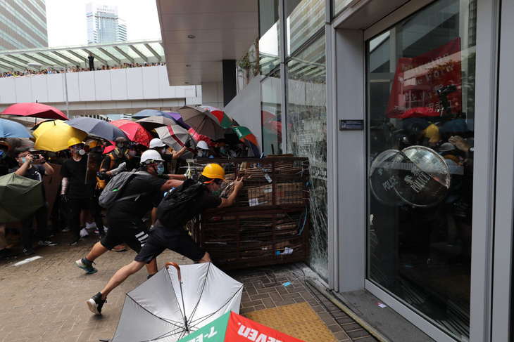Người biểu tình Hong Kong tấn công Hội đồng lập pháp - Ảnh 1.