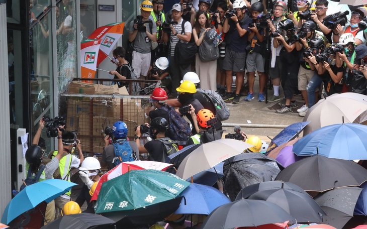 Người biểu tình Hong Kong tấn công Hội đồng lập pháp