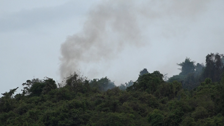 Chưa dập tắt được các đám cháy rừng tại Quảng Ngãi - Ảnh 1.