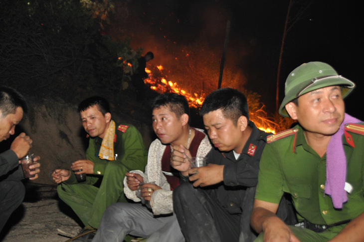Trắng đêm dập lửa, cơ bản đã khống chế các điểm cháy rừng ở Hà Tĩnh - Ảnh 3.
