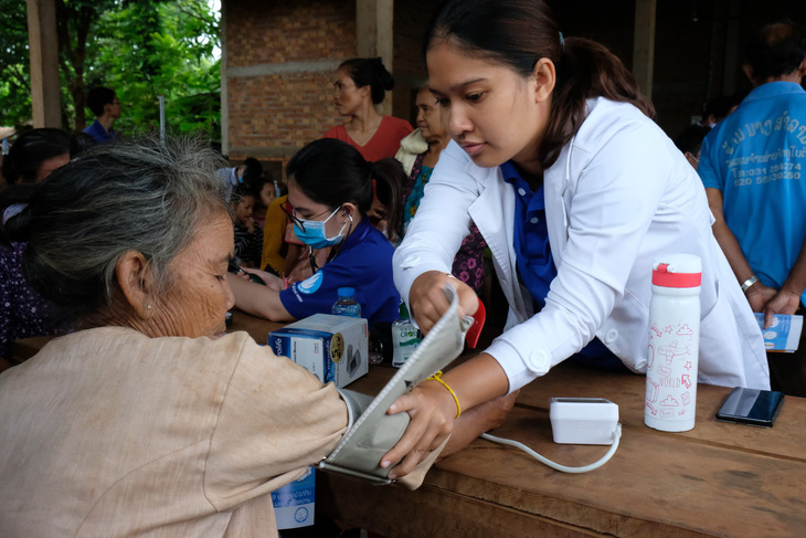 Thầy thuốc trẻ khám bệnh ở Lào: suýt vỡ trận vì quá đông - Ảnh 6.