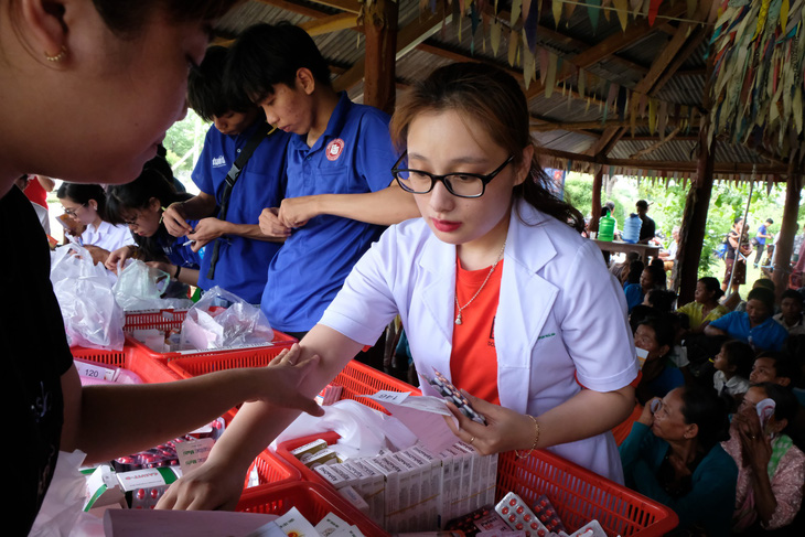 Thầy thuốc trẻ khám bệnh ở Lào: suýt vỡ trận vì quá đông - Ảnh 12.